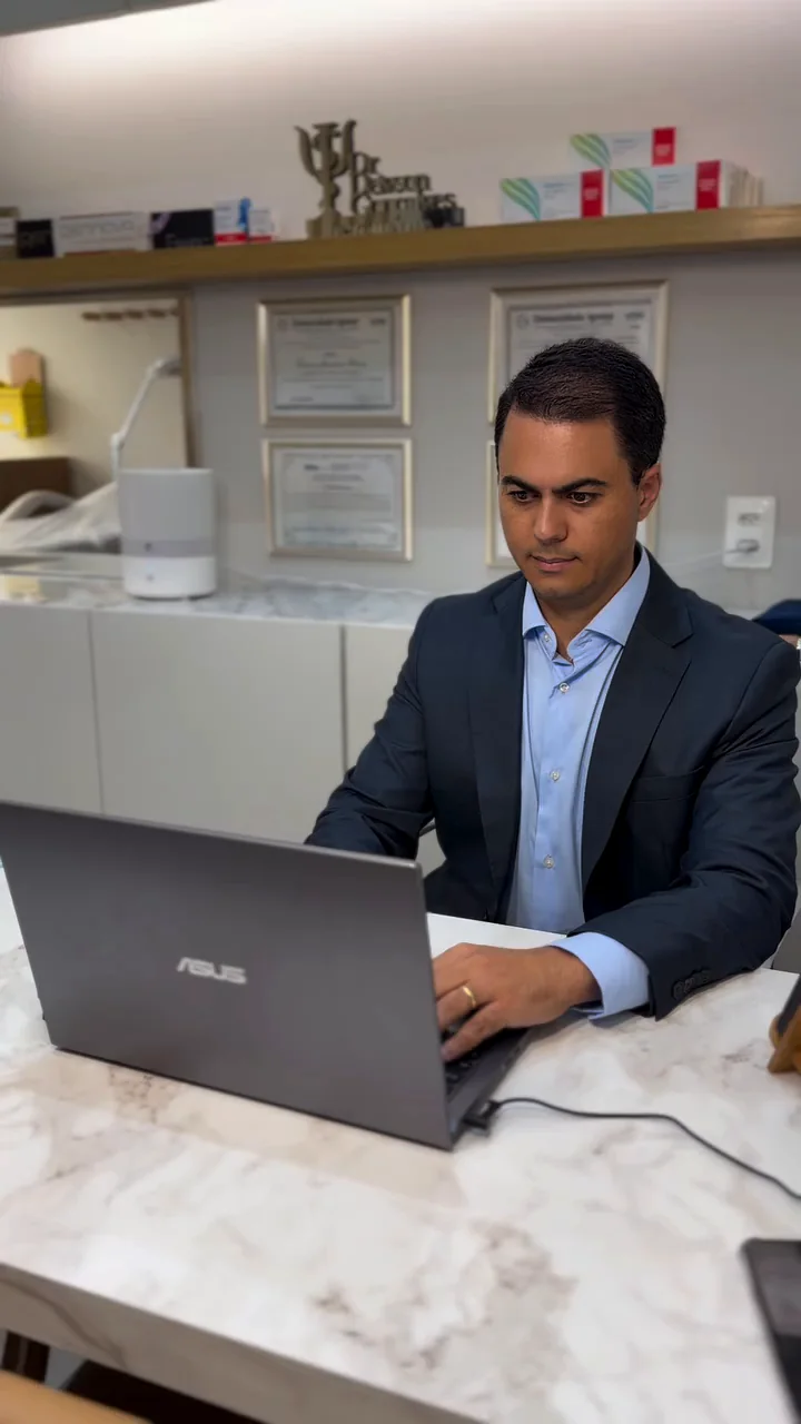 Dr. Deivson Gonçalves no consultório da Clínica Gonçalves