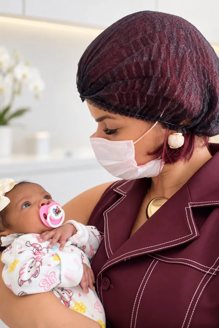 Thaís Gonçalves com uma bebê no colo depois do furo humanizado